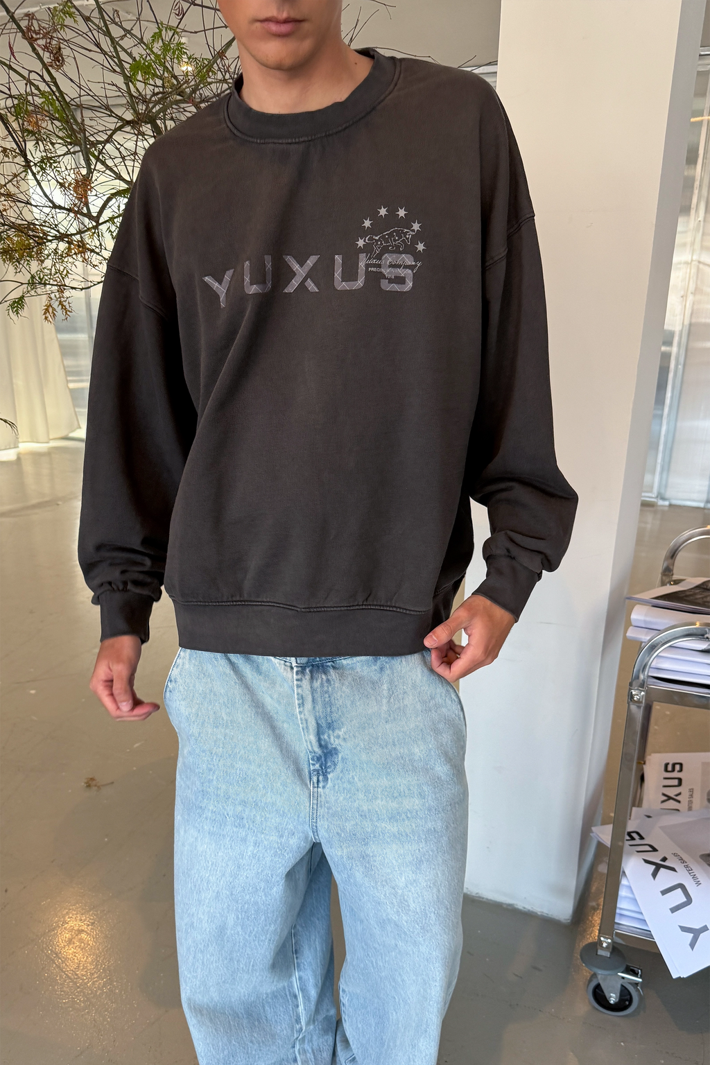 SALUTE "WINDY" CREWNECK