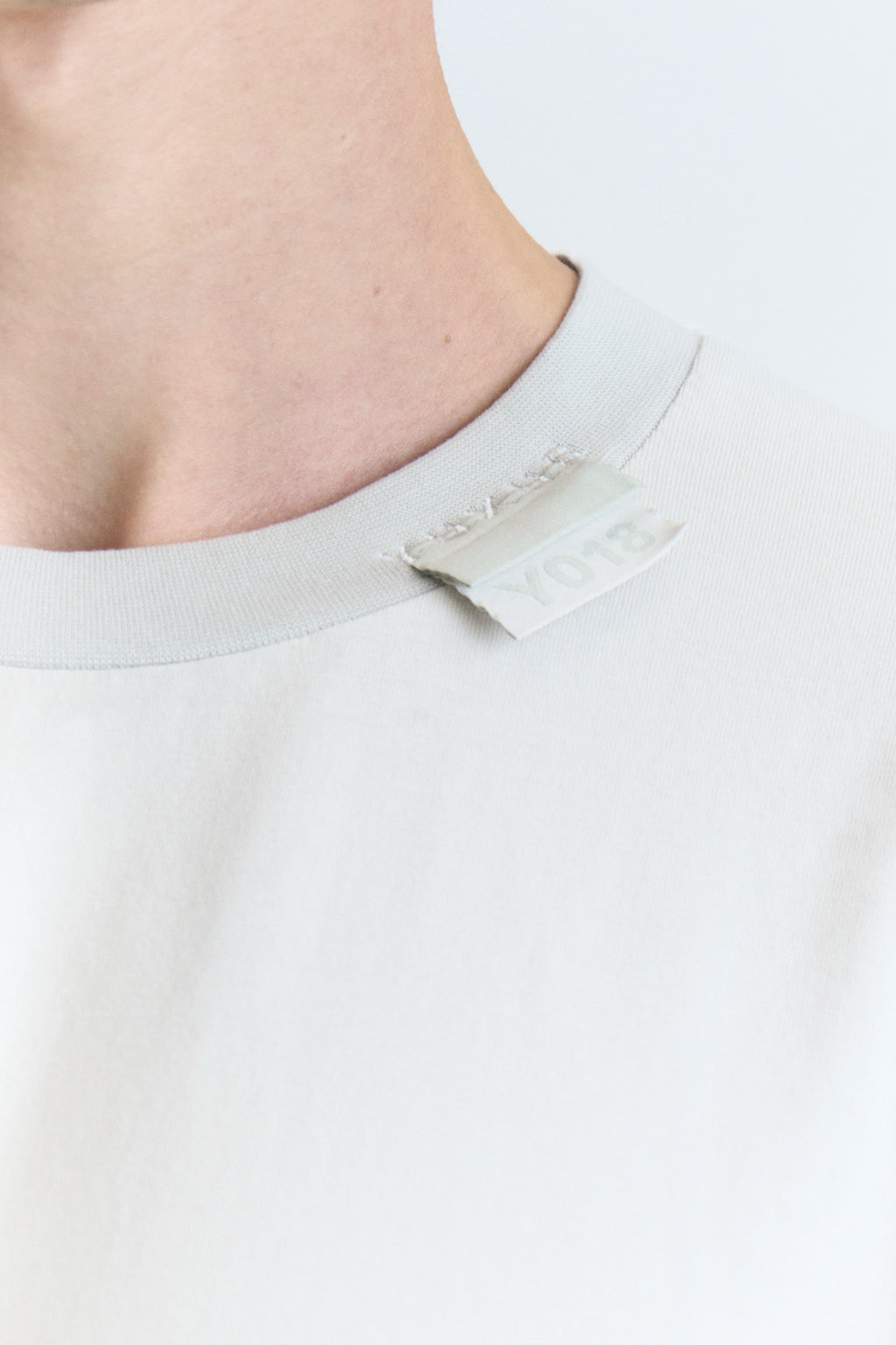 FRACTA TEE FADED GREY