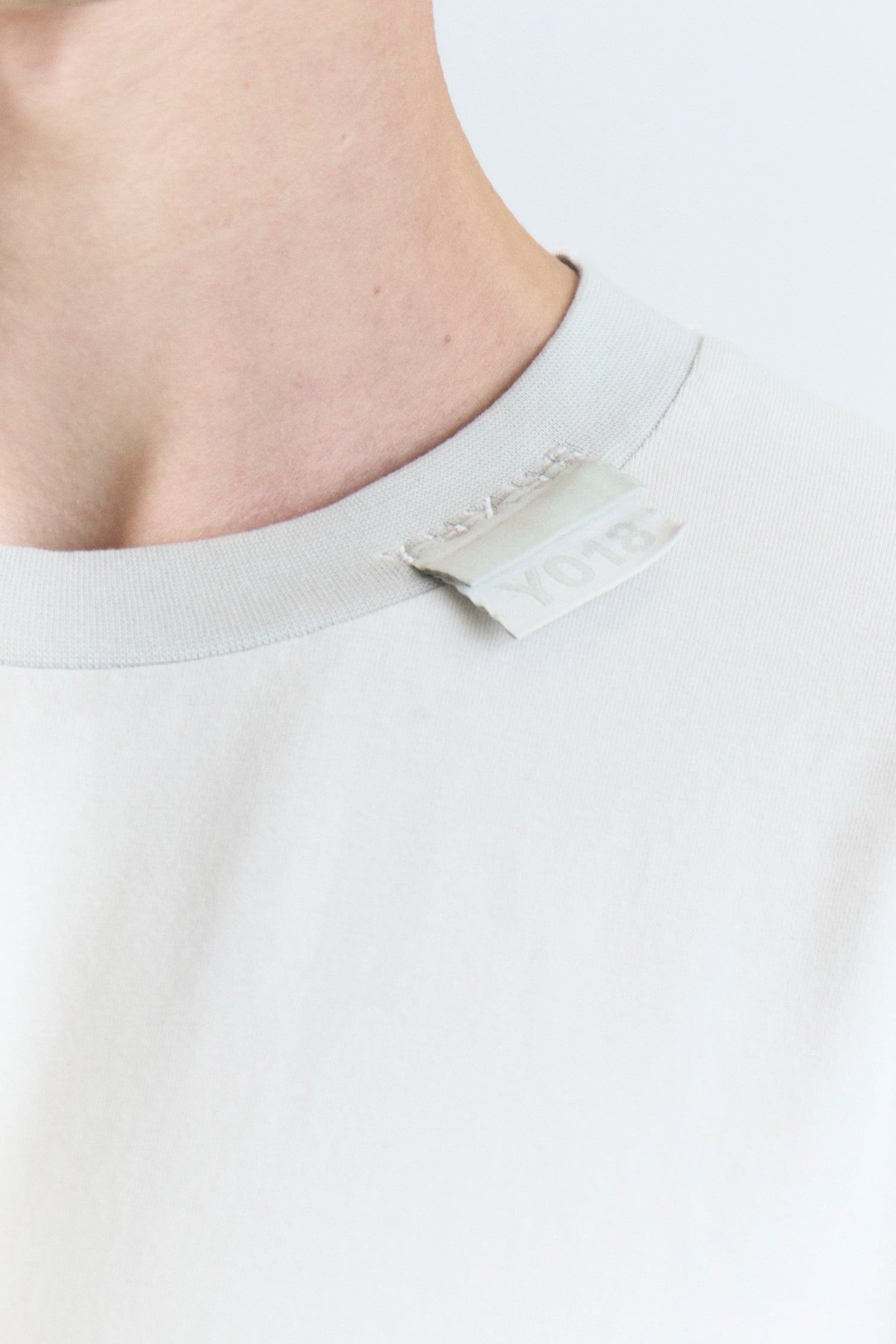 FRACTA TEE FADED GREY