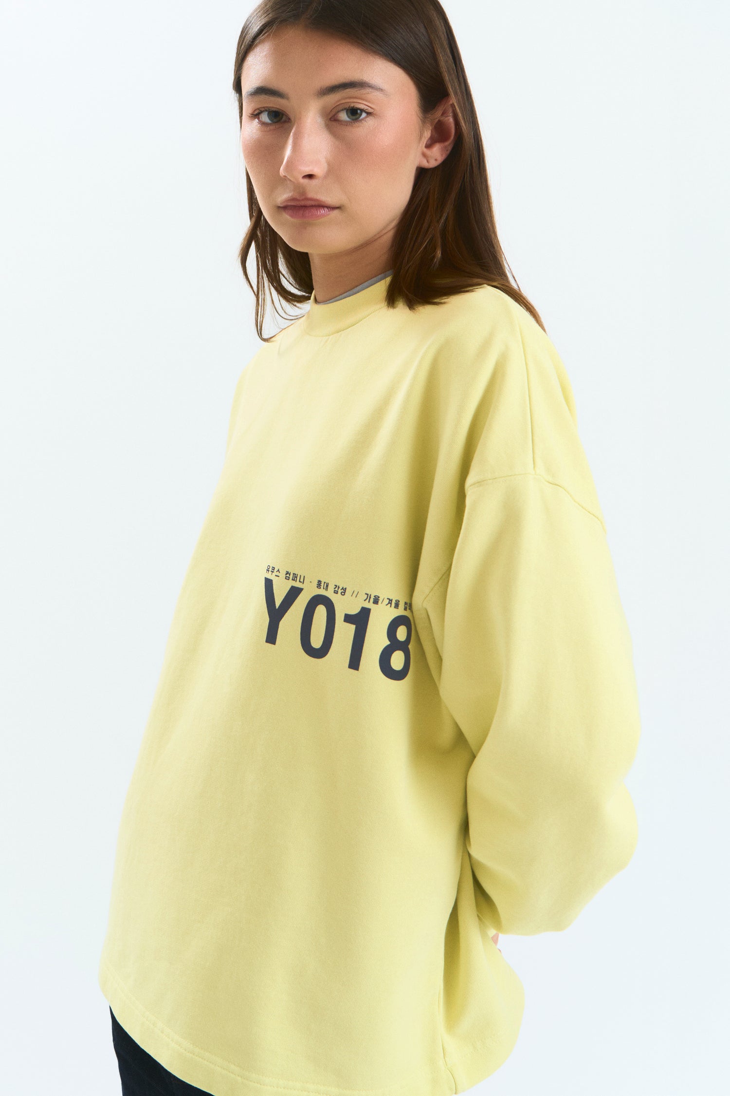CANDLE "HONGDAE" CREWNECK